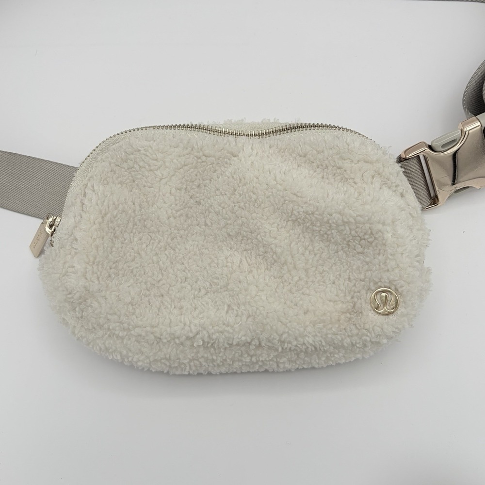 Lululemon Everywhere Belt Bag‎ Fleece White Opal/Gold Sherpa